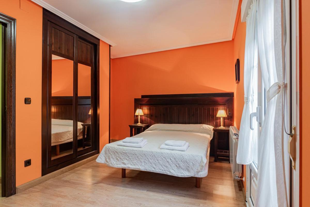 Hotel Y Apartamentos La Lonja Cangas de Onis Ngoại thất bức ảnh