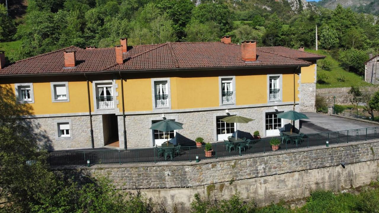 Hotel Y Apartamentos La Lonja Cangas de Onis Ngoại thất bức ảnh