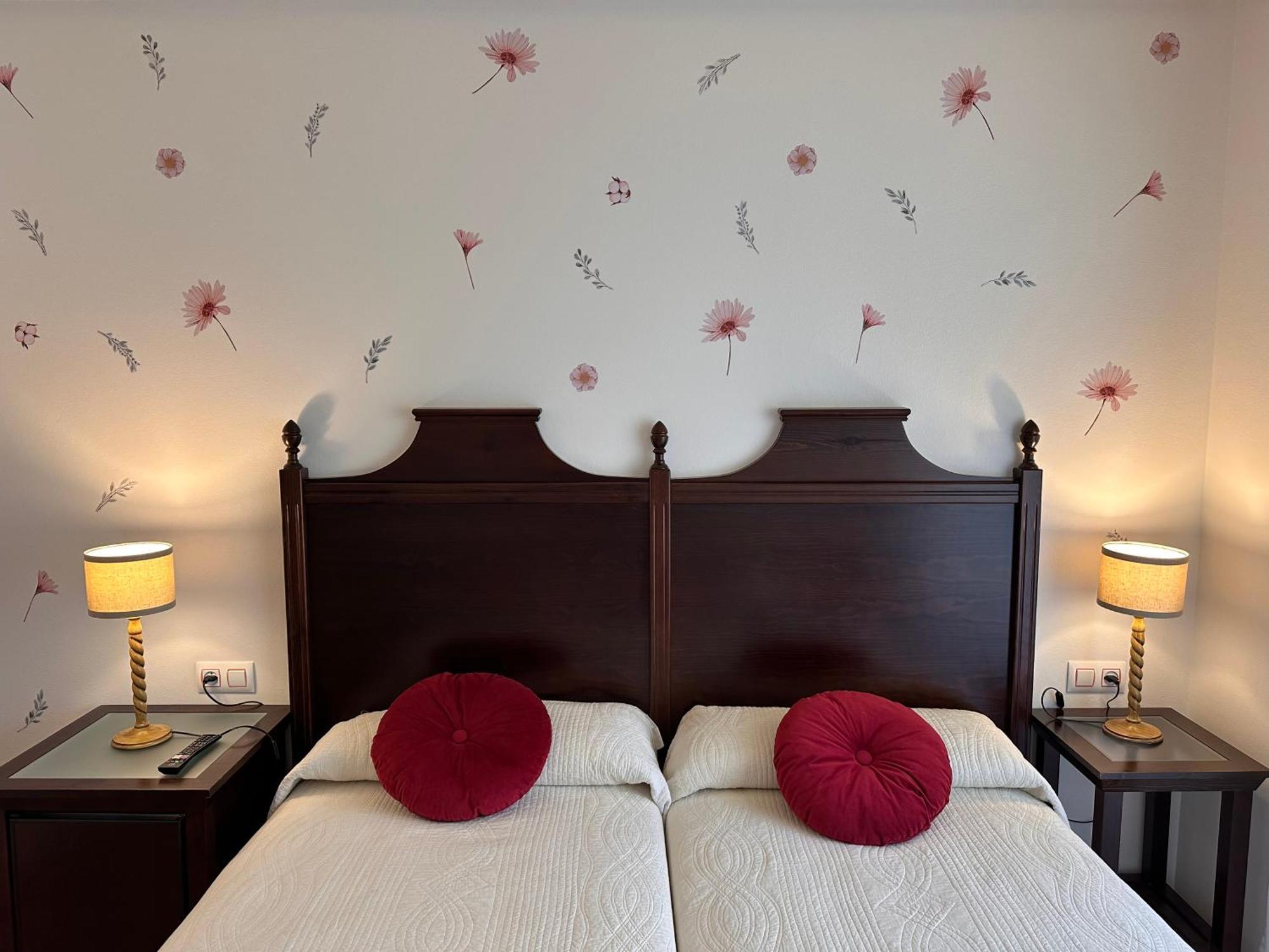 Hotel Y Apartamentos La Lonja Cangas de Onis Ngoại thất bức ảnh