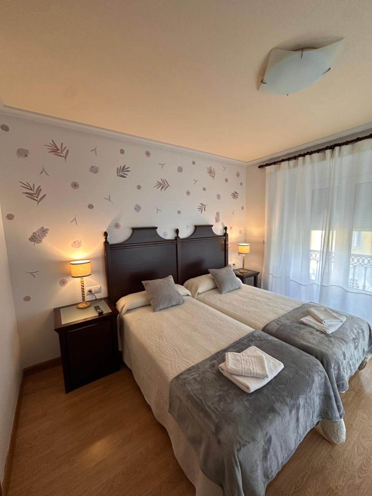 Hotel Y Apartamentos La Lonja Cangas de Onis Ngoại thất bức ảnh